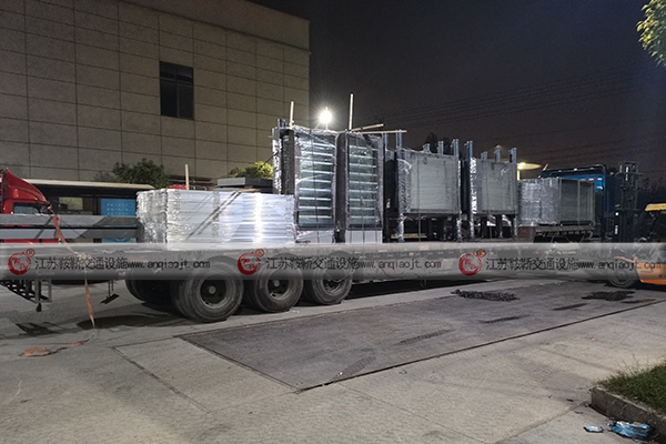 <strong>公交候車亭生產廠家哪個好？怎么選擇到靠譜的廠家？</strong>