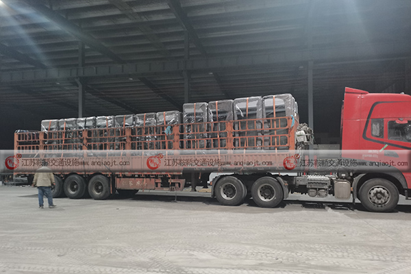 <strong>常用的公交候車亭材質(zhì)有哪些？哪個(gè)更好用？</strong>