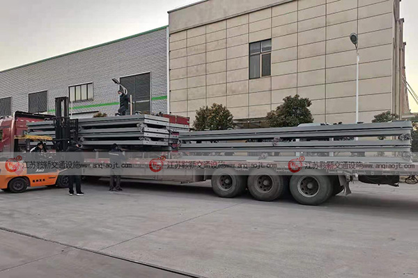 <strong>公交候車亭設(shè)計(jì)效果圖怎么選擇？公交候車亭可以在廠家定做嗎？</strong>